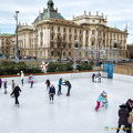 Ice-skating rink at the Karlsplatz Stachus (1875 besøk) Ice-skating rink on Karlsplatz Stachus, in front of the Palace of Justice Ice-skating rink at the Karlsplatz Stachus